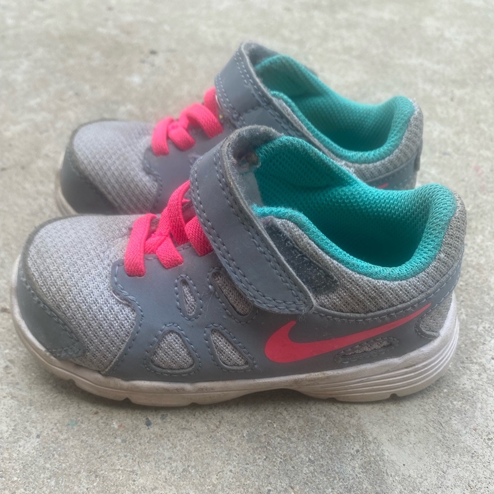 5 pairs of size 7 shoes